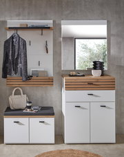 Garderobenkombination Set 83 in moderner Perspektive, bestehend aus einem weißen Schrank mit Holzdetails, einer Sitzbank mit Stauraum und einem Wandspiegel.