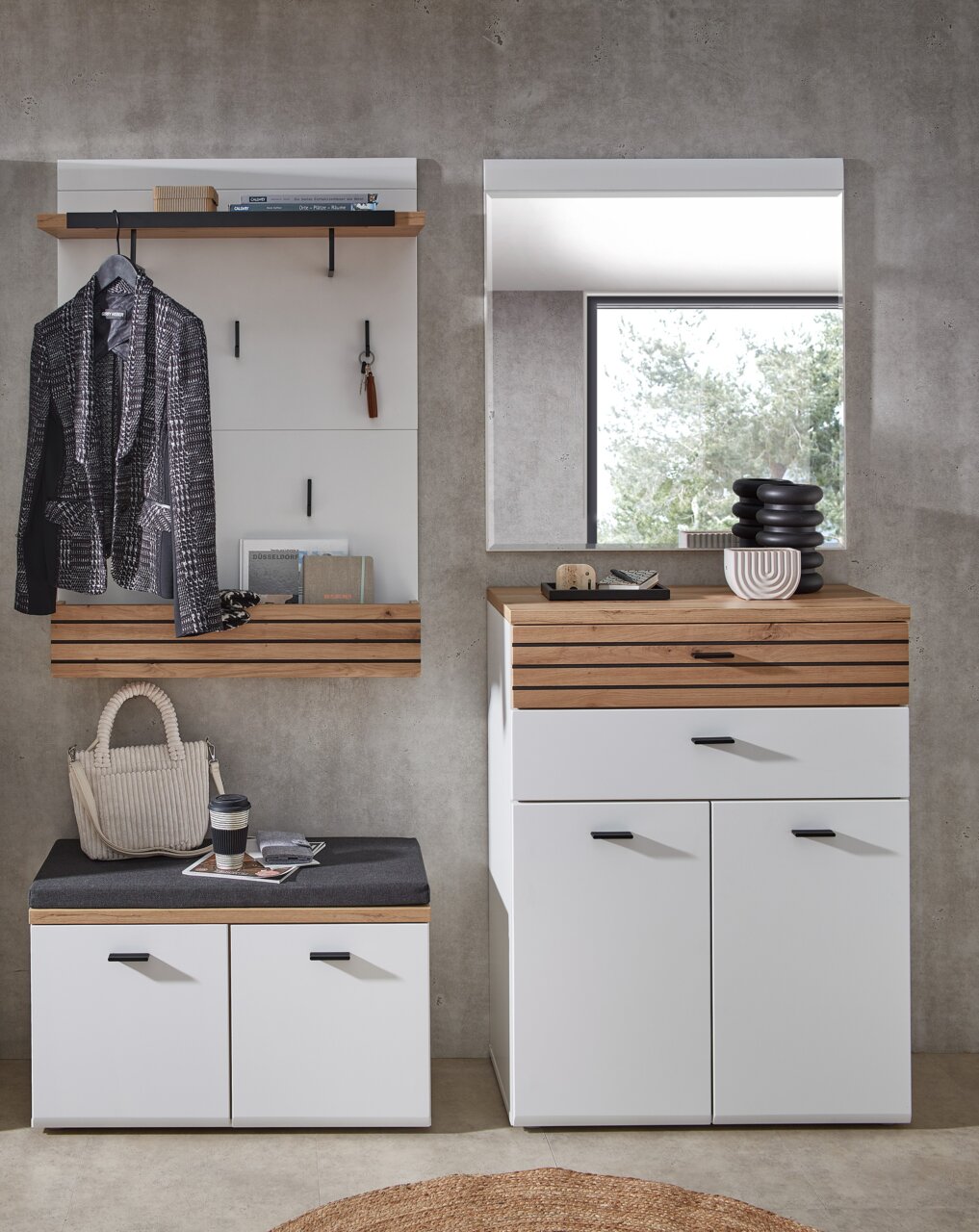 Novel Garderobenkombination-Set FRESNO Garderobenkombination Set 83 in moderner Perspektive, bestehend aus einem weißen Schrank mit Holzdetails, einer Sitzbank mit Stauraum und einem Wandspiegel.