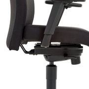 Seitenansicht eines Chefsessels mit verstellbarer Armlehne und Sitzmechanik