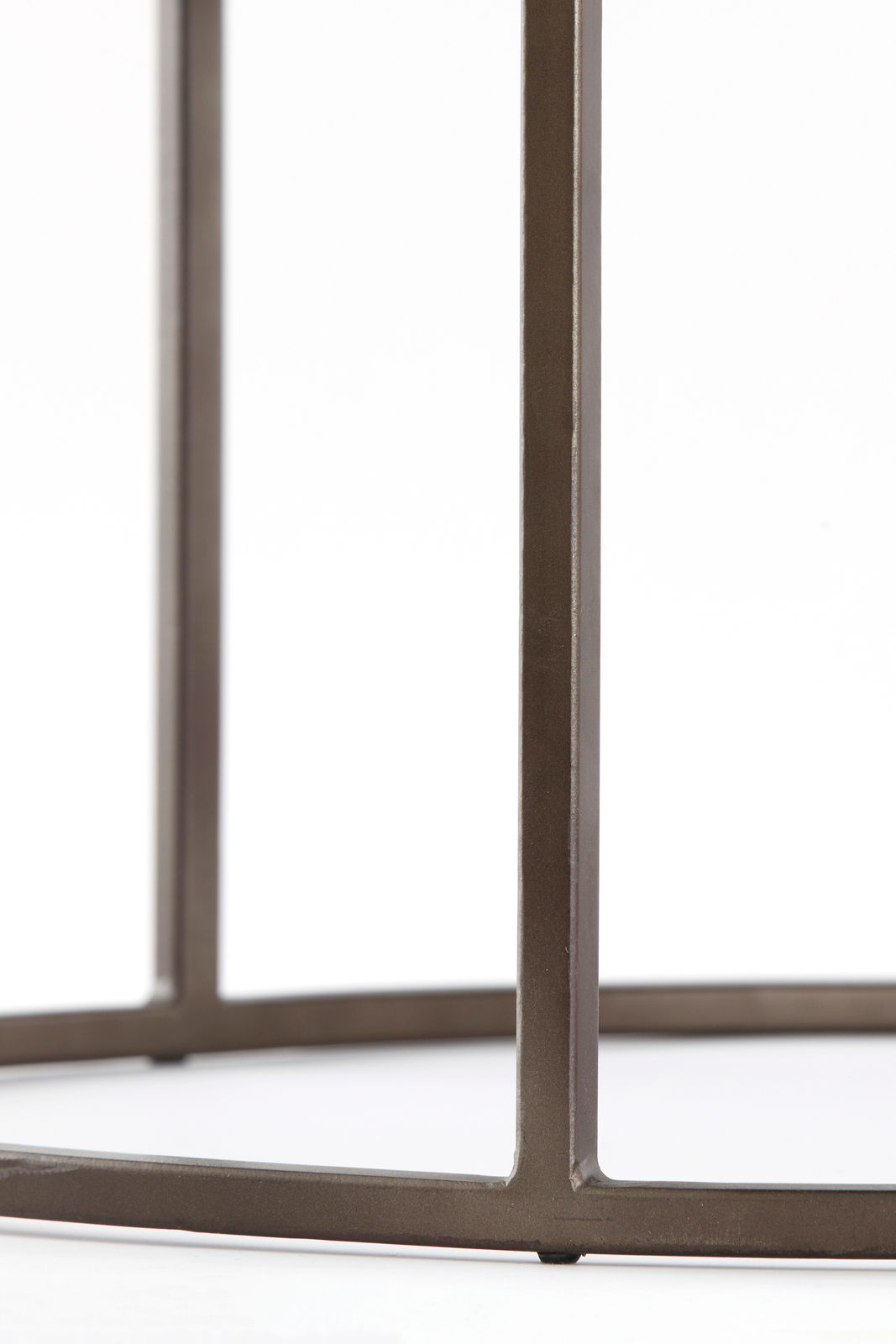 Nahaufnahme eines Couchtischgestells aus Metall, seitliche Perspektive.