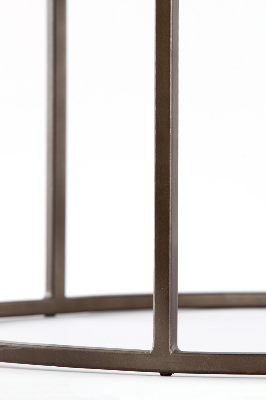 Nahaufnahme eines Couchtischgestells aus Metall, seitliche Perspektive.