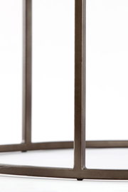 Nahaufnahme eines Couchtischgestells aus Metall, seitliche Perspektive.
