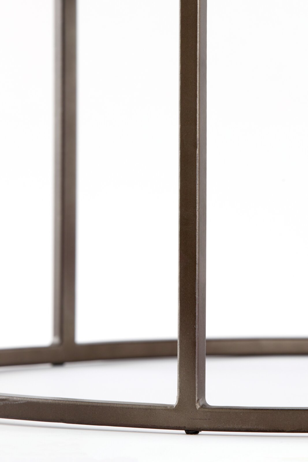 Nahaufnahme eines Couchtischgestells aus Metall, seitliche Perspektive.