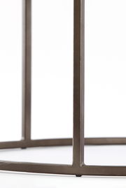 Nahaufnahme eines Couchtischgestells aus Metall, seitliche Perspektive.