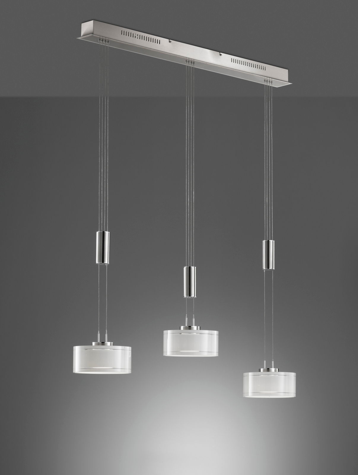 Moderne LED-Pendelleuchte mit drei zylindrischen Leuchtkörpern, seitliche Ansicht