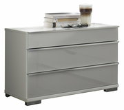 Moderne graue Nachtkonsole mit drei Schubladen, darauf Bücher, eine Brille und ein Glas Kaffee, seitliche Perspektive