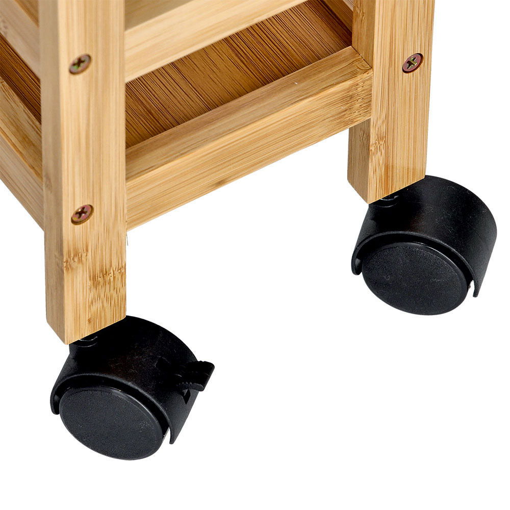 Nahaufnahme eines Nischen-Rollwagens aus Holz mit schwarzen Rollen, seitliche Perspektive