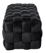 Schwarzer, gepolsterter Hocker mit quadratischem Muster, seitliche Perspektive