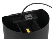 Nahaufnahme der oberen Ansicht einer schwarzen Akku-Wandleuchte mit Schalter und Kabelanschluss.