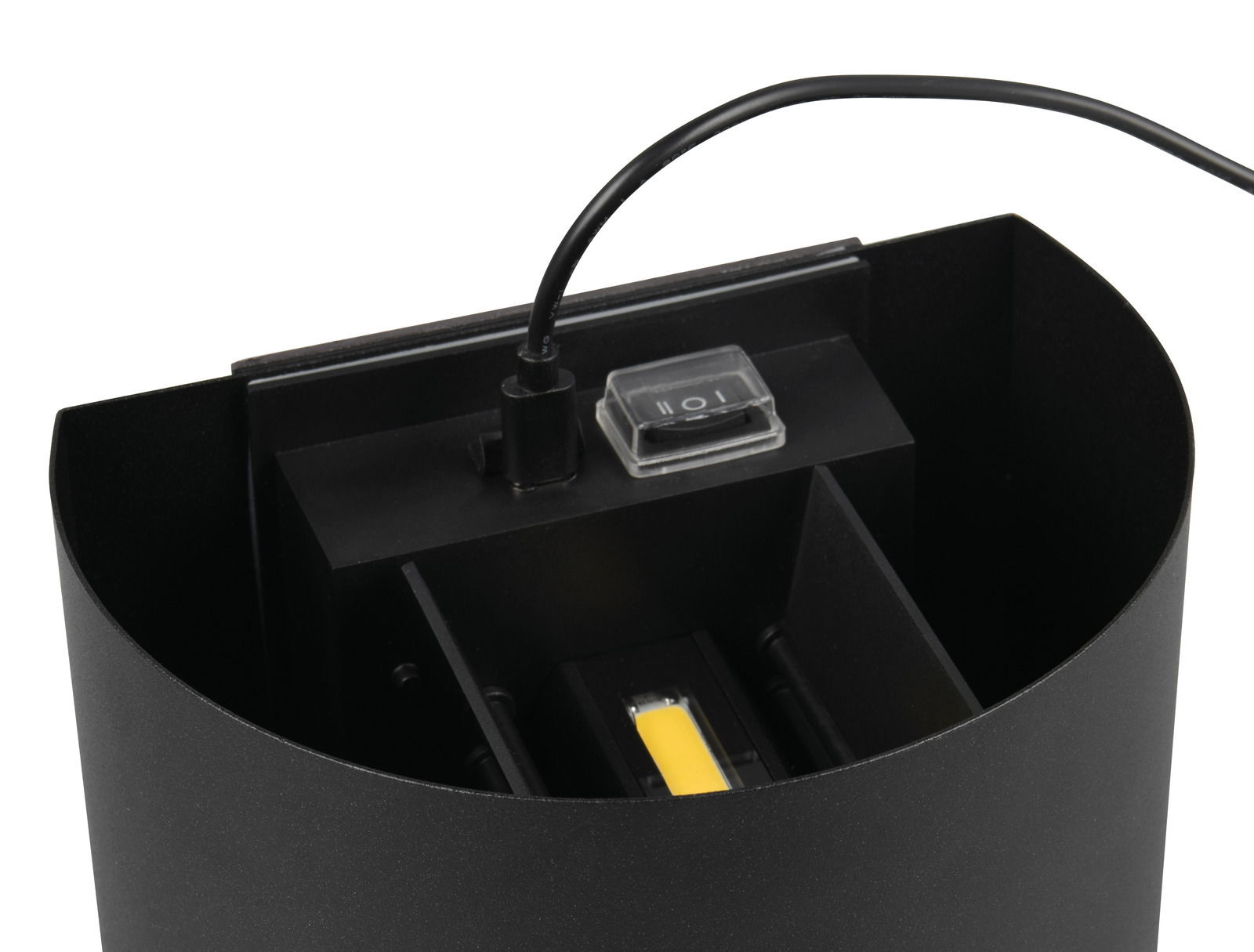 Nahaufnahme der oberen Ansicht einer schwarzen Akku-Wandleuchte mit Schalter und Kabelanschluss.