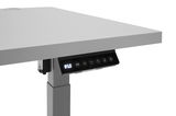 Nahaufnahme eines elektrischen Schreibtisches mit Bedienfeld und digitaler Anzeige, seitliche Perspektive