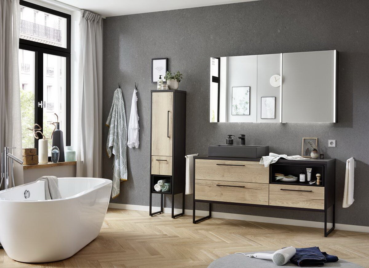 Moderne Badkombination mit freistehender Badewanne, Holzschränken und großem Spiegel, seitliche Perspektive