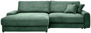 Grünes Cord-Ecksofa mit linksseitiger Ottomane, breiten Armlehnen und zwei Rückenkissen sowie zwei Zierkissen, freigestellt auf weißem Hintergrund, Frontansicht.