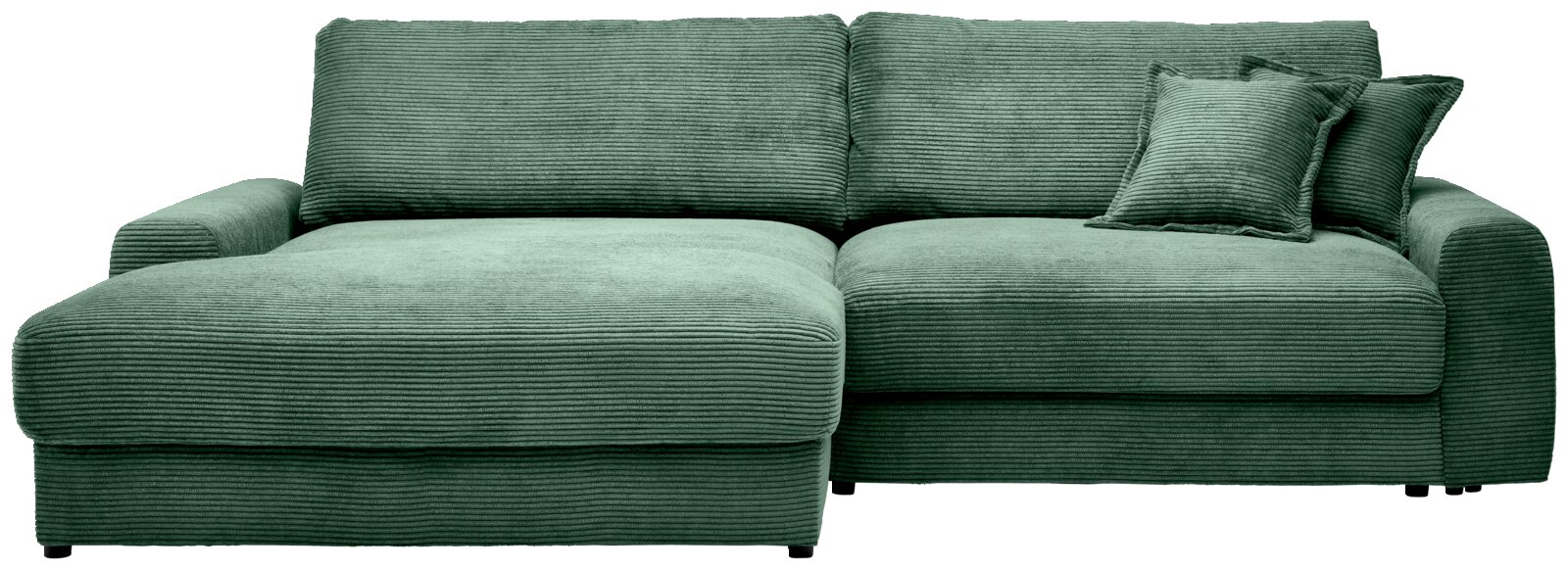 Grünes Cord-Ecksofa mit linksseitiger Ottomane, breiten Armlehnen und zwei Rückenkissen sowie zwei Zierkissen, freigestellt auf weißem Hintergrund, Frontansicht.