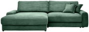 Grünes Cord-Ecksofa mit linksseitiger Ottomane, breiten Armlehnen und zwei Rückenkissen sowie zwei Zierkissen, freigestellt auf weißem Hintergrund, Frontansicht.