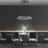 Moderne Pendelleuchte PURE-E-LOOP von Paul Neuhaus in einem eleganten Esszimmer, seitliche Perspektive