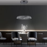 Moderne Pendelleuchte PURE-E-LOOP von Paul Neuhaus in einem eleganten Esszimmer, seitliche Perspektive