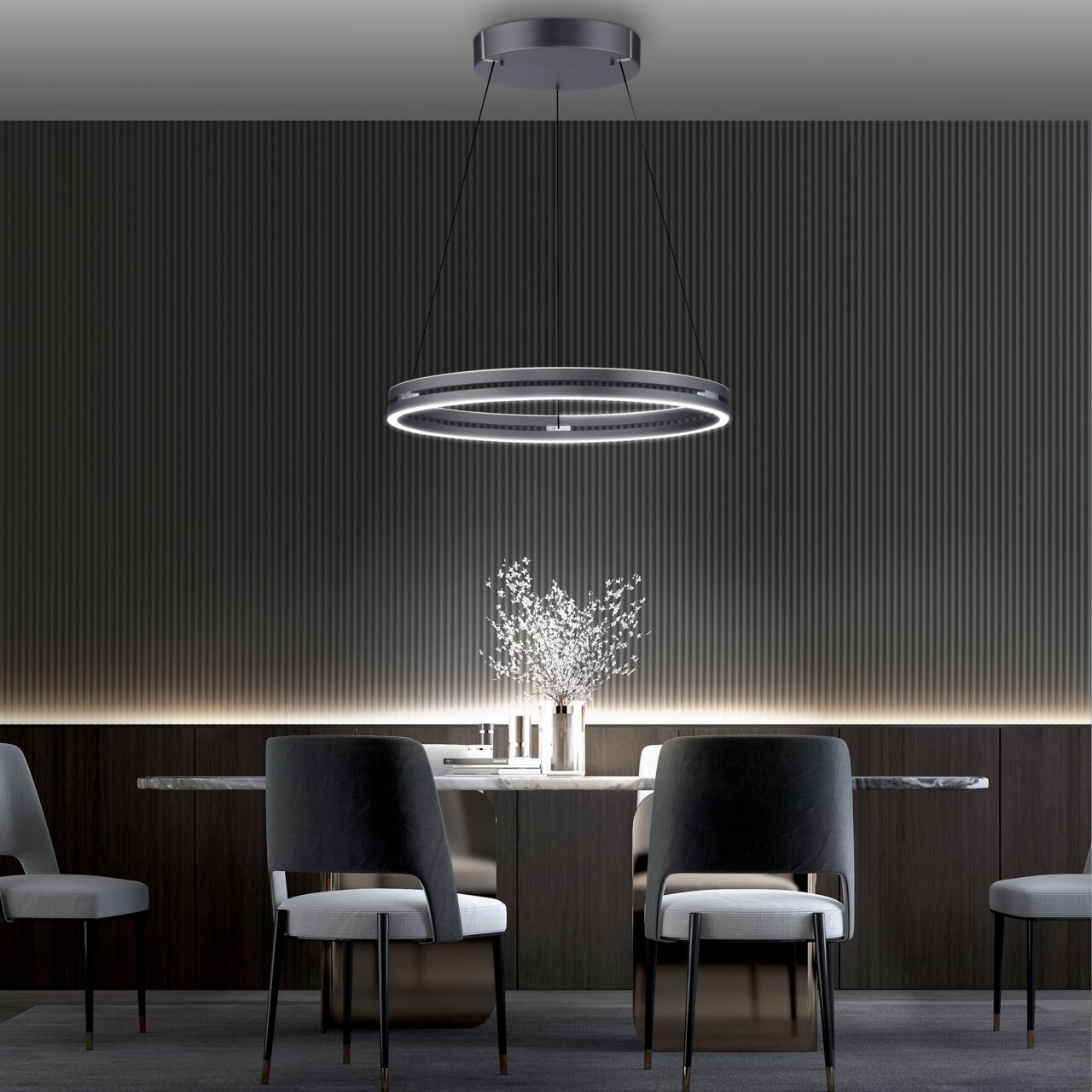 Moderne Pendelleuchte PURE-E-LOOP von Paul Neuhaus in einem eleganten Esszimmer, seitliche Perspektive