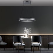 Moderne Pendelleuchte PURE-E-LOOP von Paul Neuhaus in einem eleganten Esszimmer, seitliche Perspektive