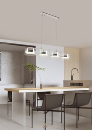 Moderne LED-Hängeleuchte mit vier runden Leuchten, aufgehängt über einem Esstisch in einer stilvollen, minimalistischen Küche. Seitliche Perspektive.