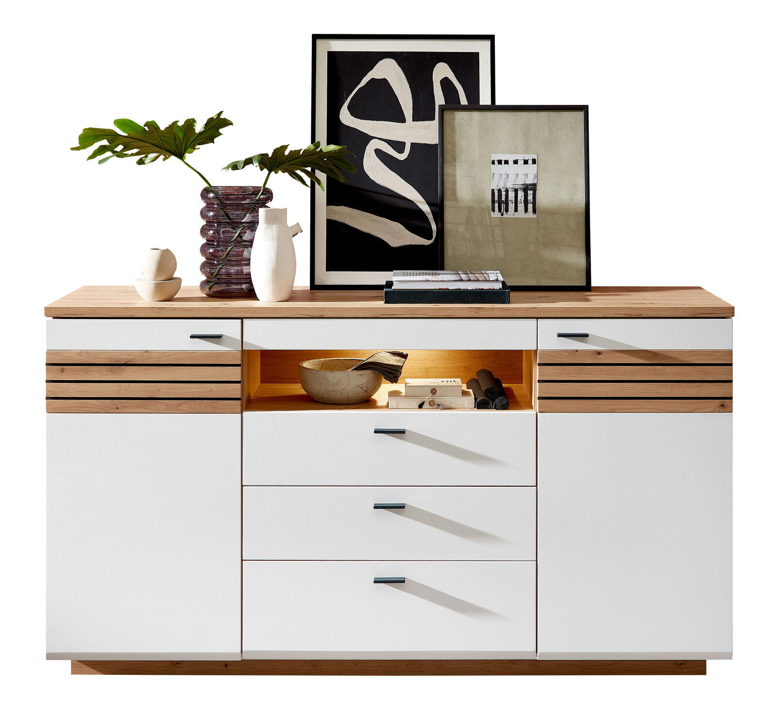 Modernes Sideboard mit weißer Front und Holzdetails, dekoriert mit Pflanzen und Kunstwerken, frontal betrachtet.