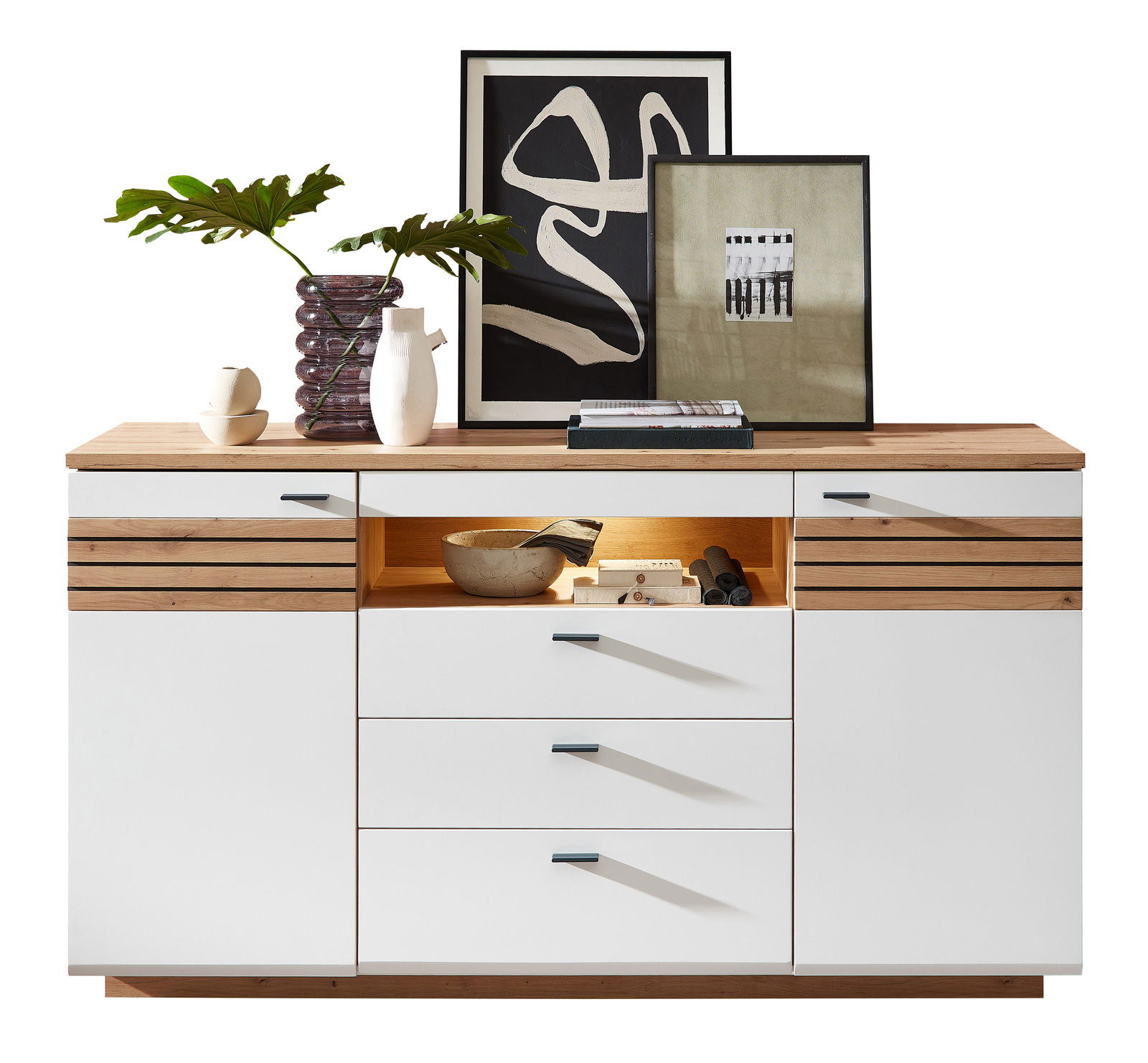 Modernes Sideboard mit weißer Front und Holzdetails, dekoriert mit Pflanzen und Kunstwerken, frontal betrachtet.