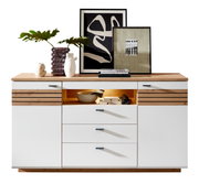 Modern dressoir met witte voorkant en houten details, versierd met planten en kunstwerken, gezien vanaf de voorkant.