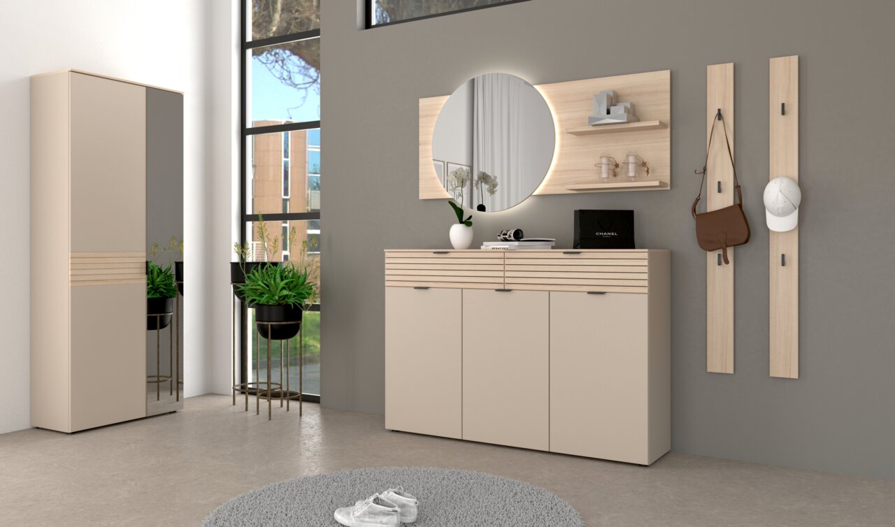 Moderne garderobe-inrichting met spiegel, kast en hakenrail in een lichte ruimte, gezien vanuit de zijkant.