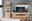 Wohnkombination aus Holz mit Vitrine, TV-Schrank und Wandregal, frontal betrachtet.