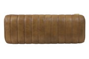 Braune, gepolsterte Bank in Frontalansicht mit vertikalen Nähten.