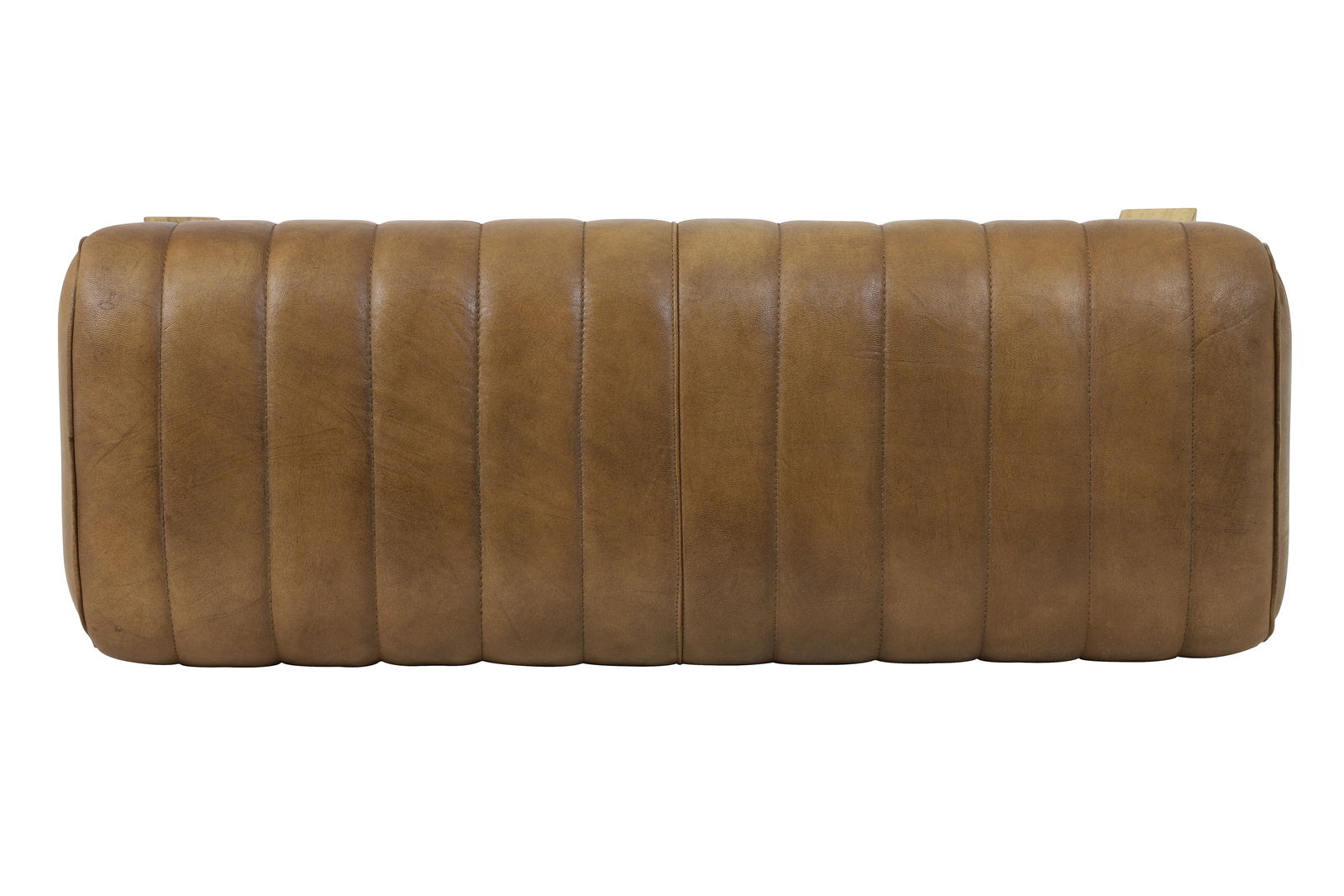 Braune, gepolsterte Bank in Frontalansicht mit vertikalen Nähten.