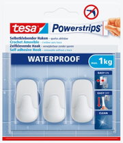 Drei selbstklebende, wasserdichte Haken von tesa Powerstrips, geeignet für eine maximale Belastung von 1 kg, in einer Verpackung mit blauer Kacheloptik. Vorderansicht.