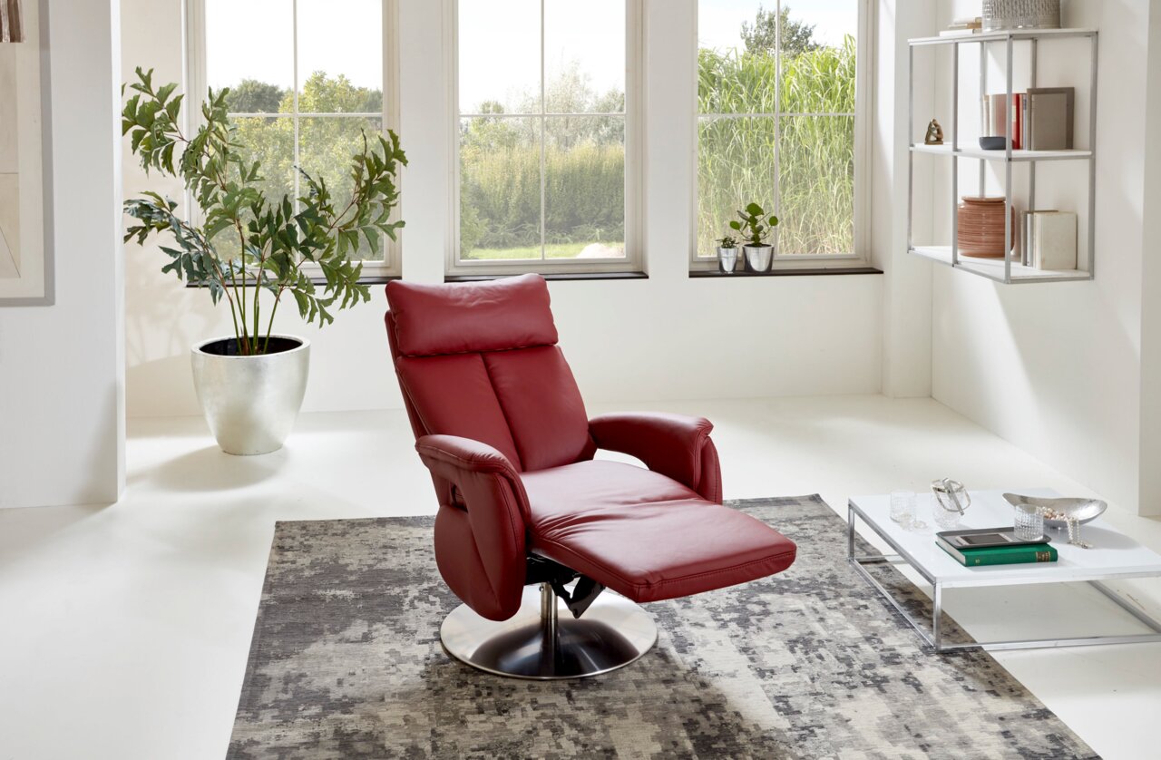 Roter Fernsehsessel in einem modernen Wohnzimmer, seitliche Perspektive