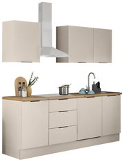 Moderne Küchenzeile in Beige mit Holzarbeitsplatte, Edelstahl-Dunstabzugshaube, Spüle und Hängeschränken, gezeigt in frontaler Ansicht mit leichter Perspektive von rechts