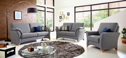 Graue Polstergarnitur im Wohnzimmer: 3-Sitzer-Sofa, 2-Sitzer-Sofa und Sessel mit Stoffbezug und Holzfüßen, frontal in leichter Schrägansicht fotografiert.