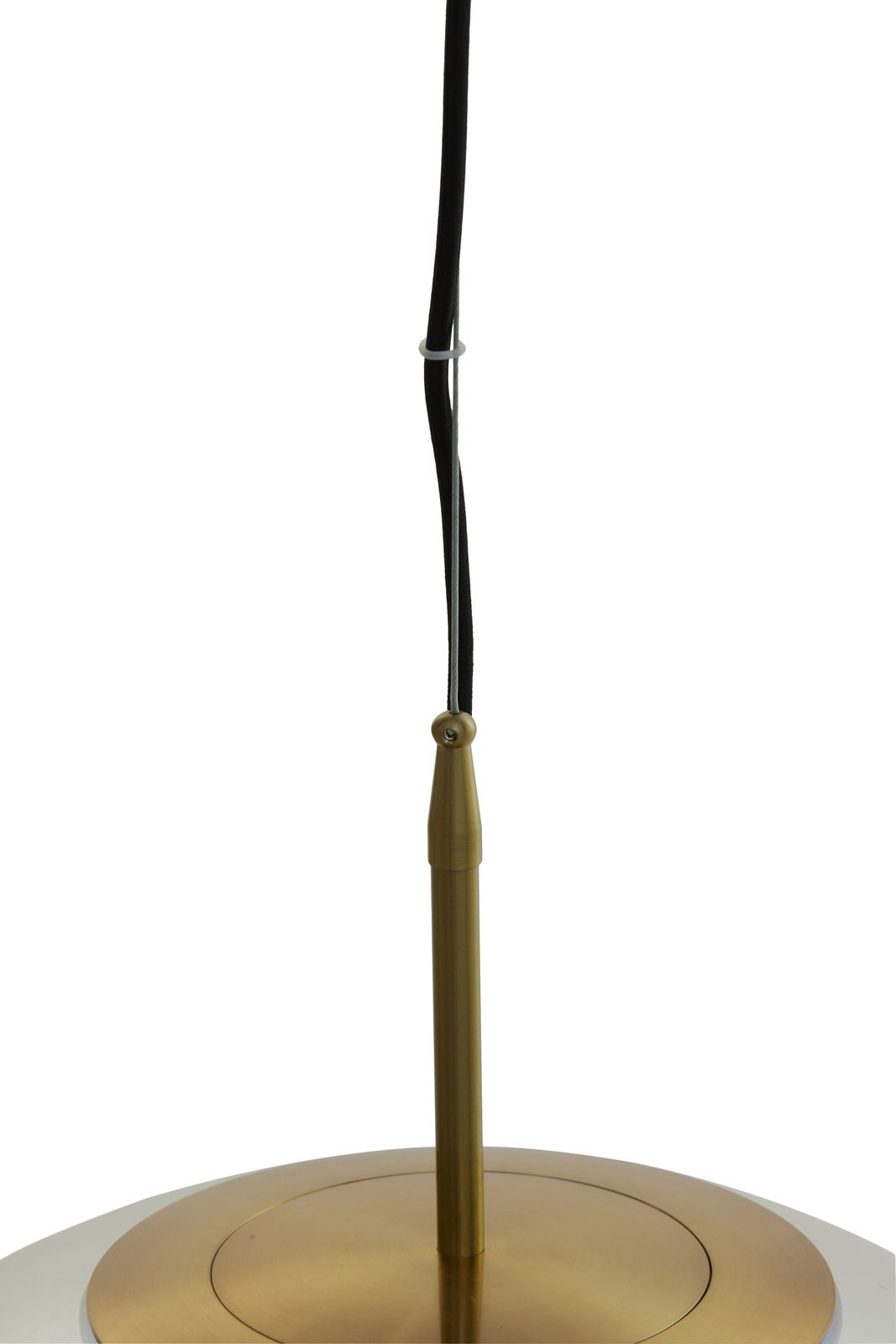 Nahaufnahme einer Hängeleuchte MEDINA mit einem Durchmesser von 48 cm in antikem Messing-Finish, von oben betrachtet.