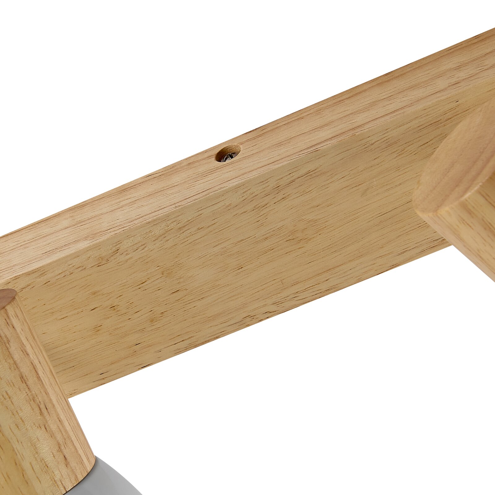 Nahaufnahme eines Holzstrahlers mit natürlicher Holzmaserung, seitliche Perspektive