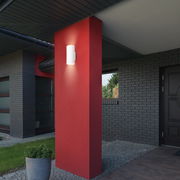 Moderne Akku-Außenwandleuchte an einer roten Wand, seitliche Perspektive