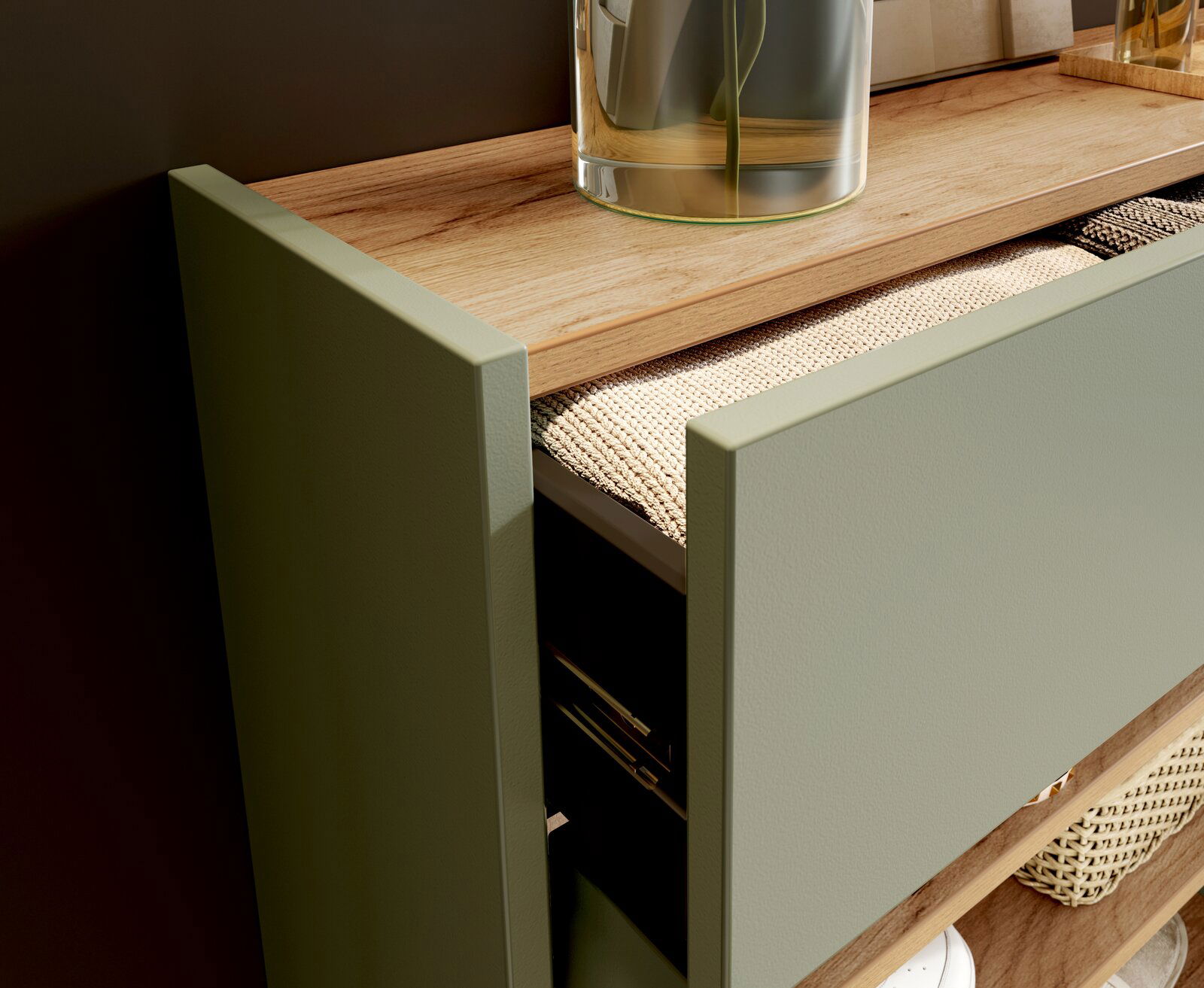 Nahaufnahme eines Hängeschuhschranks mit geöffneter Schublade, Holzoberfläche und grüner Front.