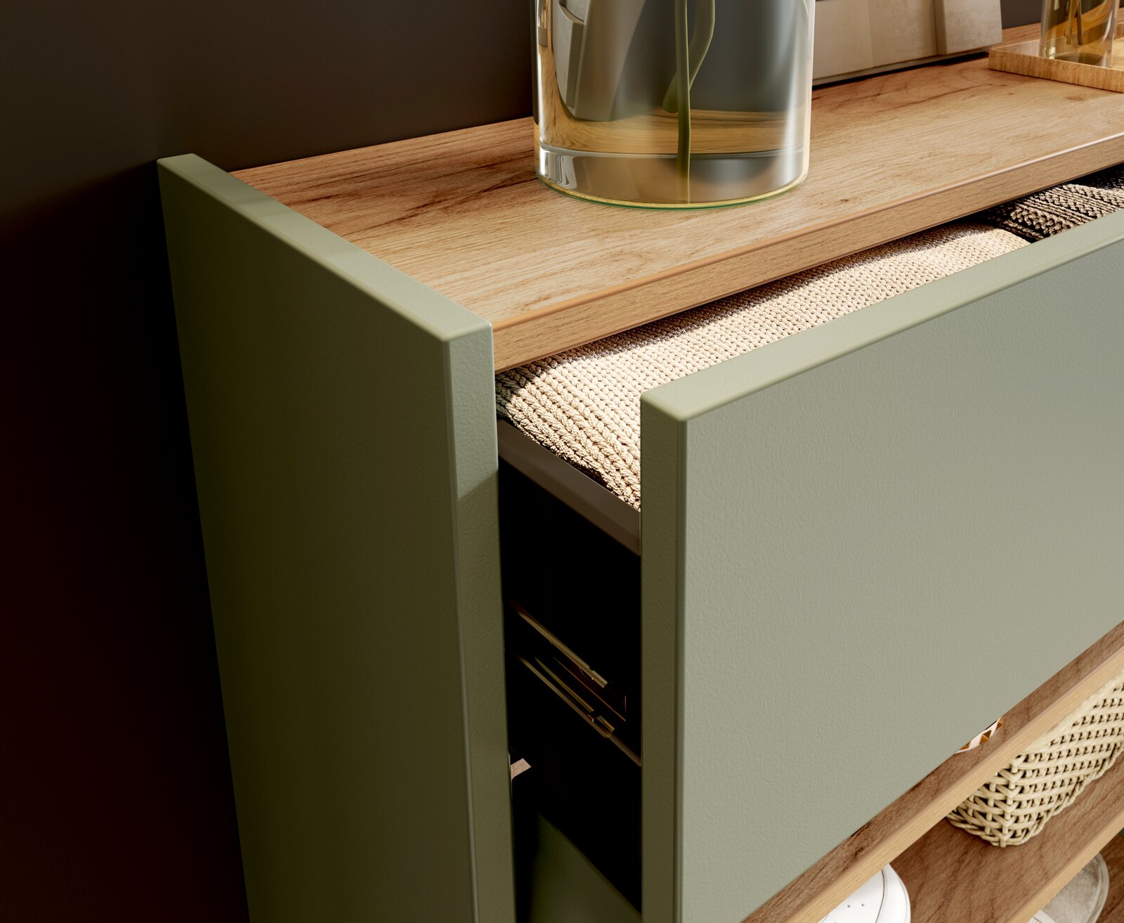 Nahaufnahme eines Hängeschuhschranks mit geöffneter Schublade, Holzoberfläche und grüner Front.