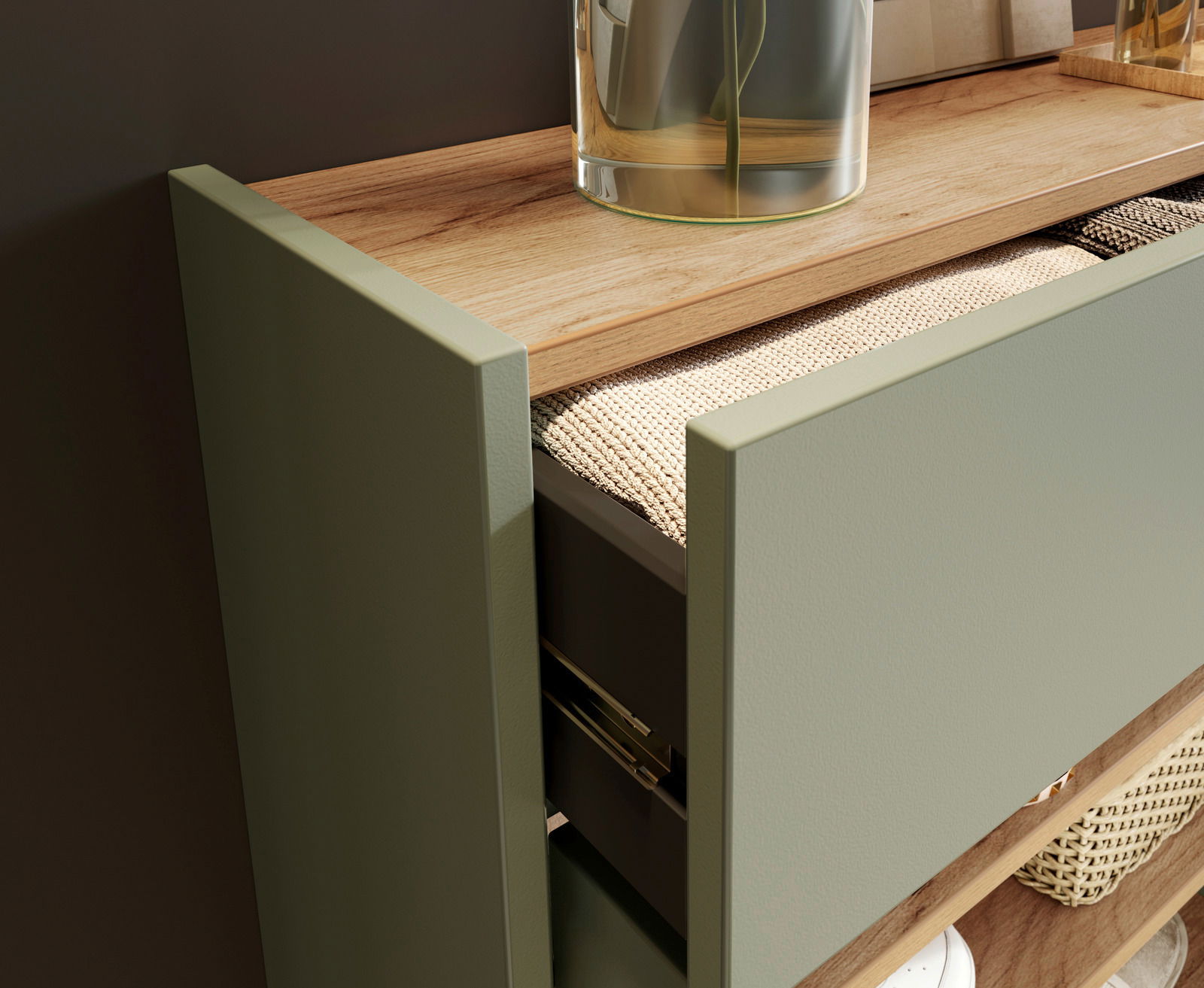 Nahaufnahme eines Hängeschuhschranks mit geöffneter Schublade, Holzoberfläche und grüner Front.