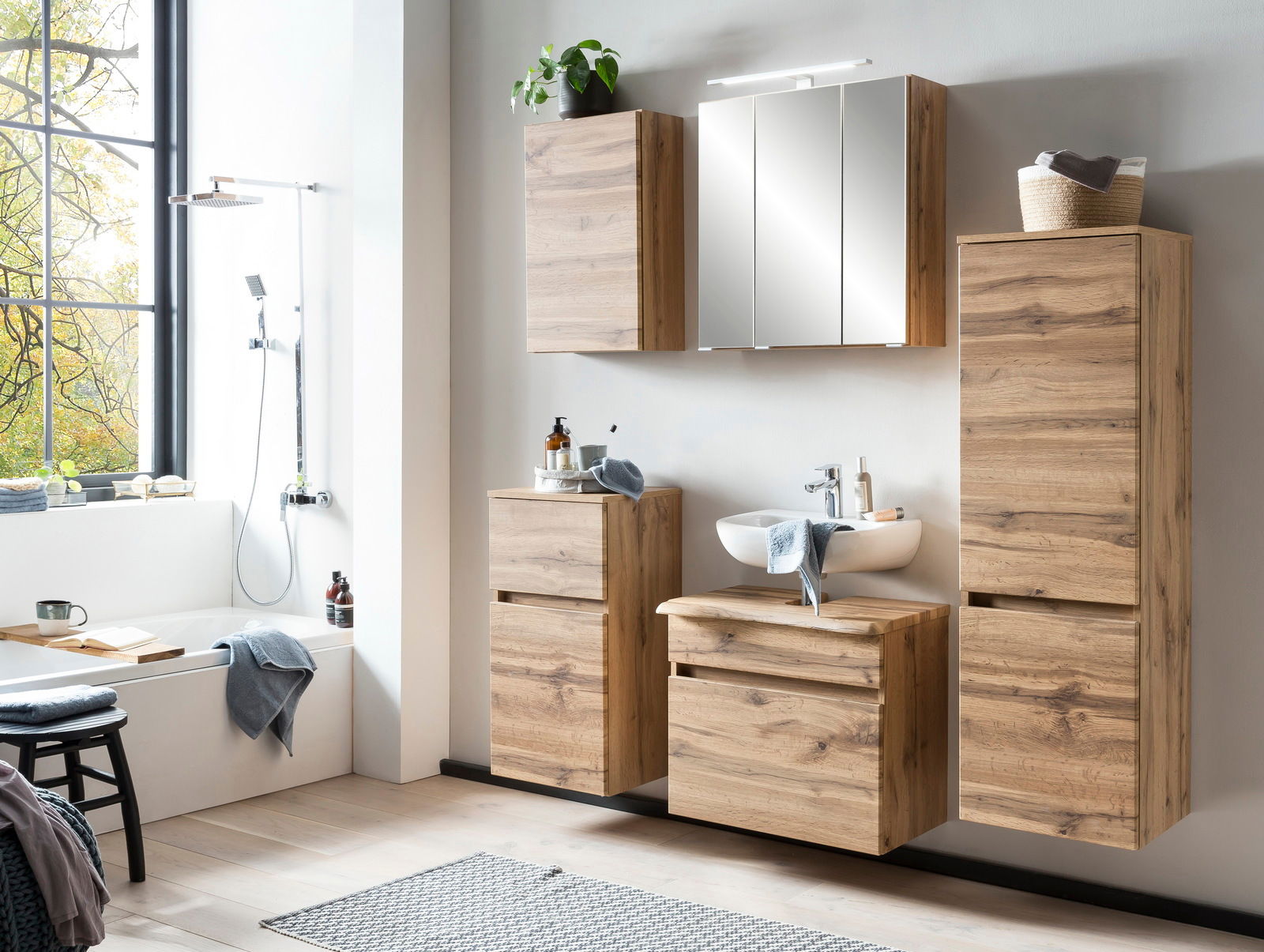 Moderner Badezimmer-Unterschrank aus Holz in natürlicher Optik, frontal betrachtet, Teil eines stilvollen Badezimmersetups.