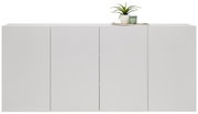 Modern wit hangend dressoir met vier deuren, met daarop een plant en een glas, gezien van voren.
