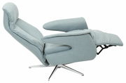 Seitliche Ansicht eines hellblauen Relaxsessels mit verstellbarer Rückenlehne und Fußstütze auf einem Metallfuß.