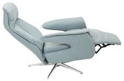 Seitliche Ansicht eines hellblauen Relaxsessels mit verstellbarer Rückenlehne und Fußstütze auf einem Metallfuß.