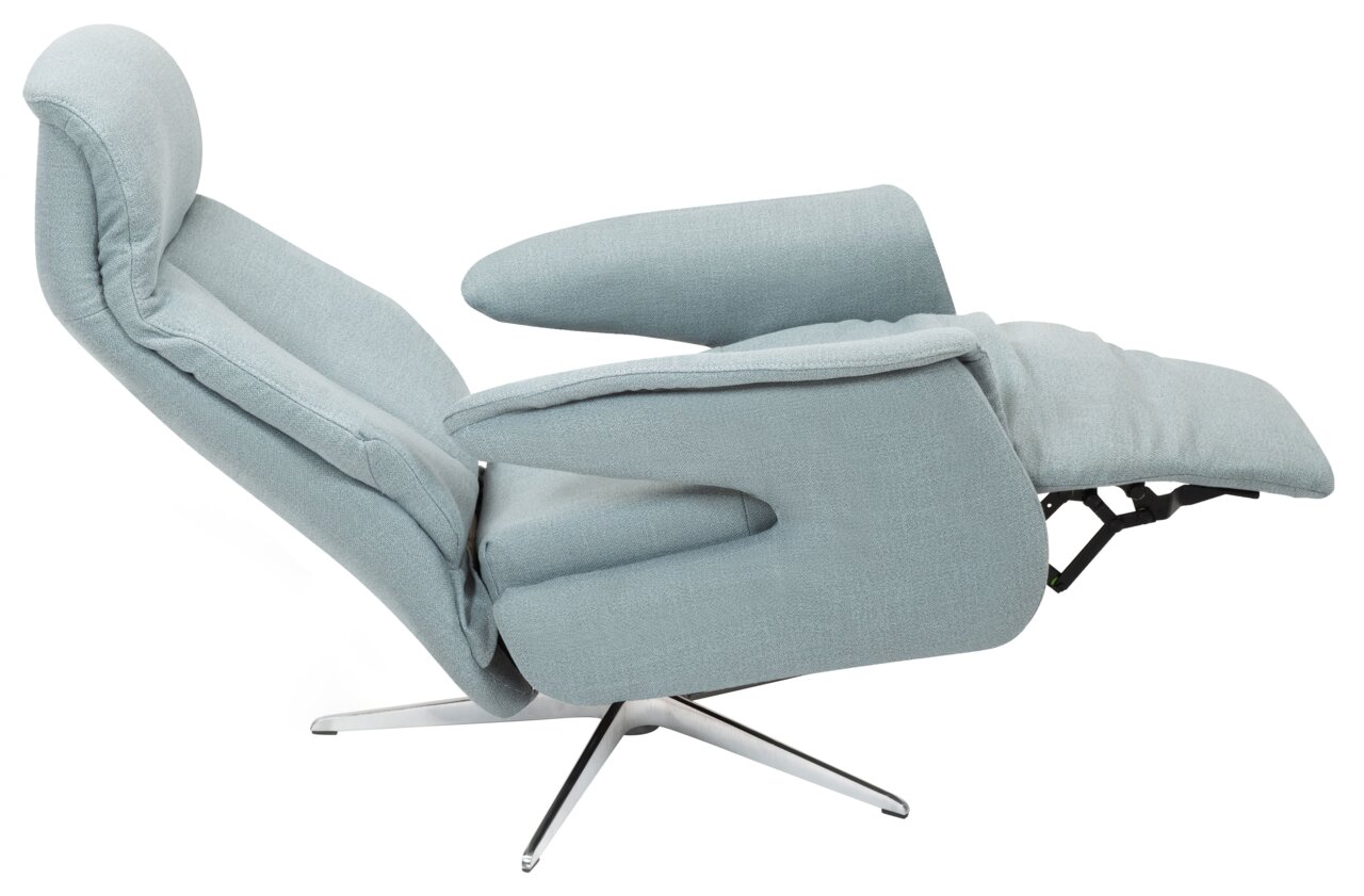 Seitliche Ansicht eines hellblauen Relaxsessels mit verstellbarer Rückenlehne und Fußstütze auf einem Metallfuß.