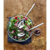 Vogelperspektive auf ein Salat-Set Taverno mit einer Glasschüssel voller frischem Salat, zwei glänzenden Salatbestecken und einer kleinen Schale mit Oliven auf einem Holztisch.
