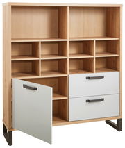 Multifunktionsregal aus Holz mit offenen Fächern, zwei Schubladen und einer geöffneten Tür, Frontalansicht