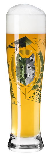 Weizenglas mit geometrischem Wolfsmotiv und Schaumkrone, seitliche Perspektive