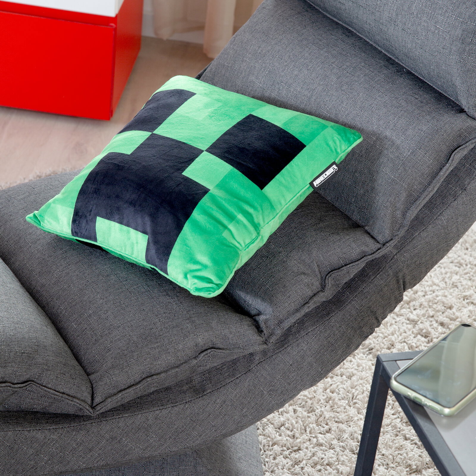 Zurbrüggen Sierkussen CREEPER MINECRAFT Grün-schwarzes Minecraft Creeper-Kissen auf grauem Sofa, schräg von oben fotografiert (Draufsicht/Diagonalperspektive)